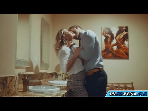 ❤️ Ketika seorang pirang berdada menggoda Anda di toilet umum ❤️ Porno di id.porngifer.ru ️